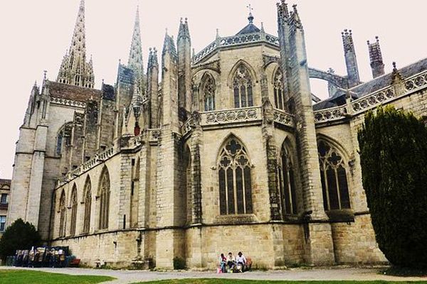 La cathédrale Saint-Corentin de Quimper, vue du sud-est depuis les jardins de l'ancien évêché