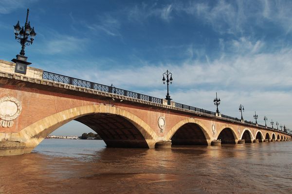 Vue du pont de pierre depuis la Garonne 