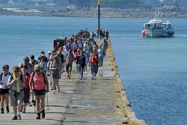  L'Ile de Batz en Bretagne Nord, le débarcadère avec les touristes qui viennent visiter l'île.