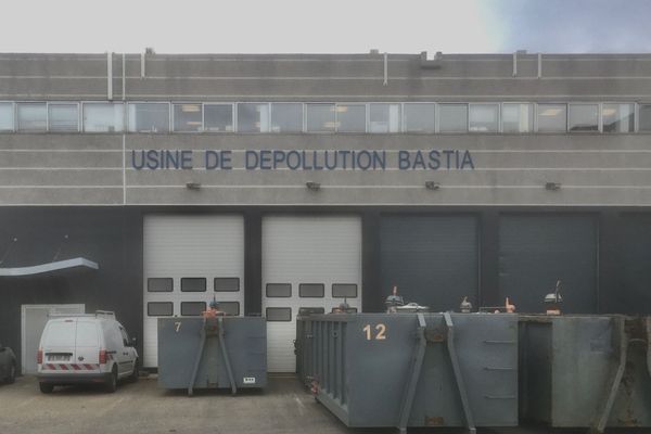 Bastia - Les bennes s'accumulent devant l'usine de dépollution - 20.01.20