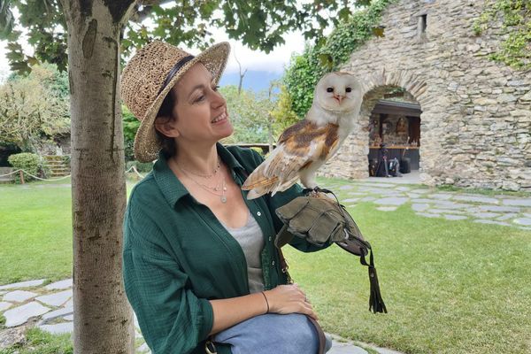 Sophie Jovillard au donjon des aigles à Beaucens dans les Pyrénées. Sur son bras, Titus, une chouette effraie appelée aussi dame blanche.