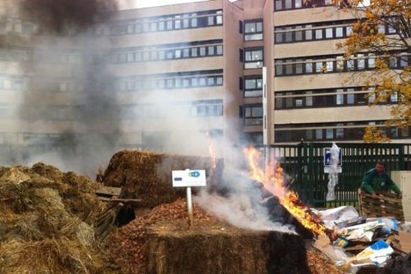 Les manifestants ont déversé du fumier et mis le feu à des bottes de paille devant la Direction régionale de l'Environnement, bd Voltaire.