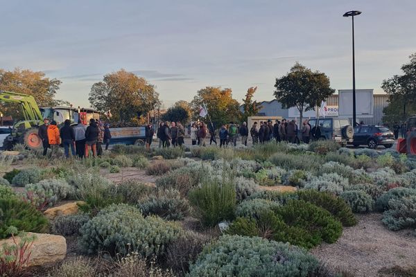 Une centaine d'agriculteurs réunis ce lundi soir à Nîmes sur le rond-point Saint-Cézaire.