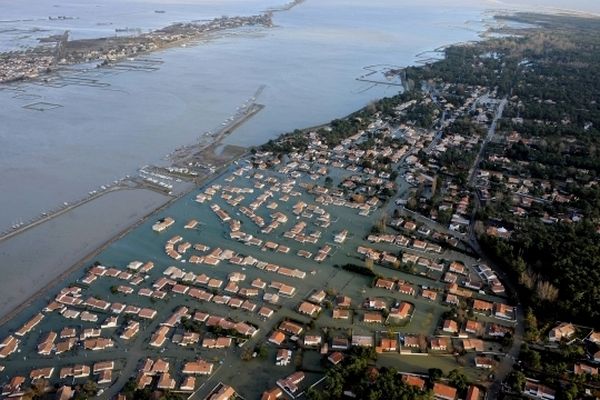 La Faute sur Mer, à gauche L'aiguillon, au fond Le Génie et Les Sablons, le 1er mars 2010