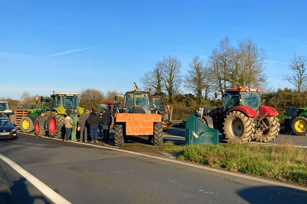 les agriculteurs toujours en colère bloquent la Nationale 249 entre Nantes et Cholet au niveau de la commune de Vallet en Loire-Atlantique.