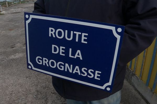 À la suite de la décision de la mairie de Bourcefranc-le-Chapus de ne pas remplacer le panneau "route de La Grognasse", c'est le comité des fête qui a décidé de fabriquer le sien. Mais il n'est pas affiché.