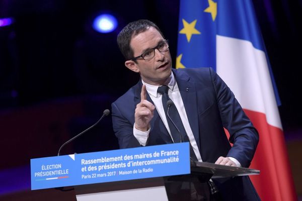 Benoît Hamon, le candidat PS issu de la primaire de la gauche pour l'élection à la présidentielle, lors du rassemblement des maires de France à Paris le 22/03/2017