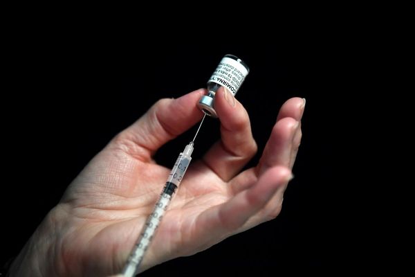 Selon les derniers chiffres du ministère de la Santé, plus de 48 millions de Français (71% de la population) ont reçu au moins une injection et 42,7 millions les deux doses prescrites.