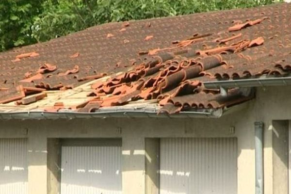 Un toit endommagé par les orages.