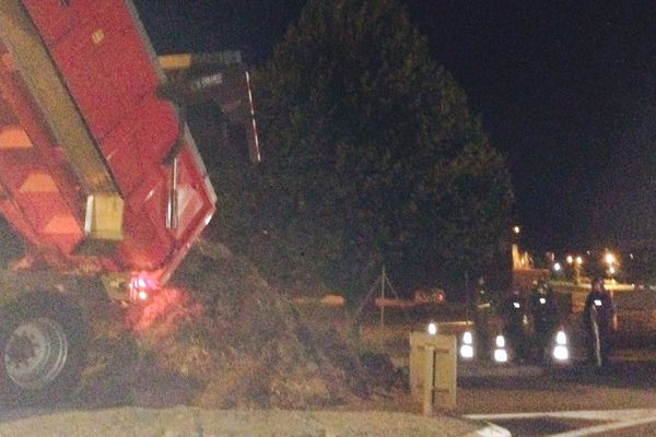 Face aux gendarmes mobiles les nombreux tracteurs déchargent pneus et déchets divers