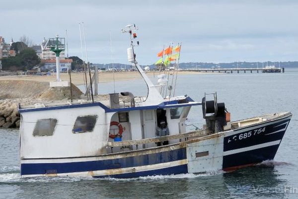 Le FV CYCNOS, bateau de pêche qui s'est échoué cette nuit à proximité de la digue de Socoa avec trois marins à bord.