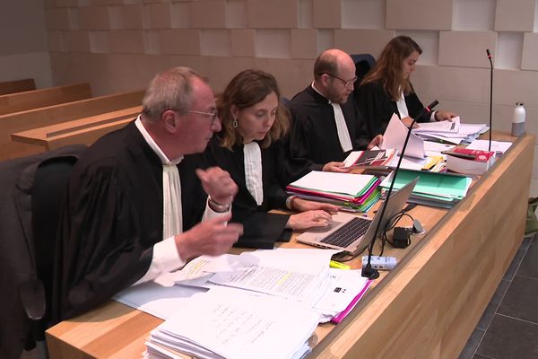 Les avocats des parties civiles ont exprimé leur exaspération de voir l'étude de l'affaire  éclipsée par une question de droit