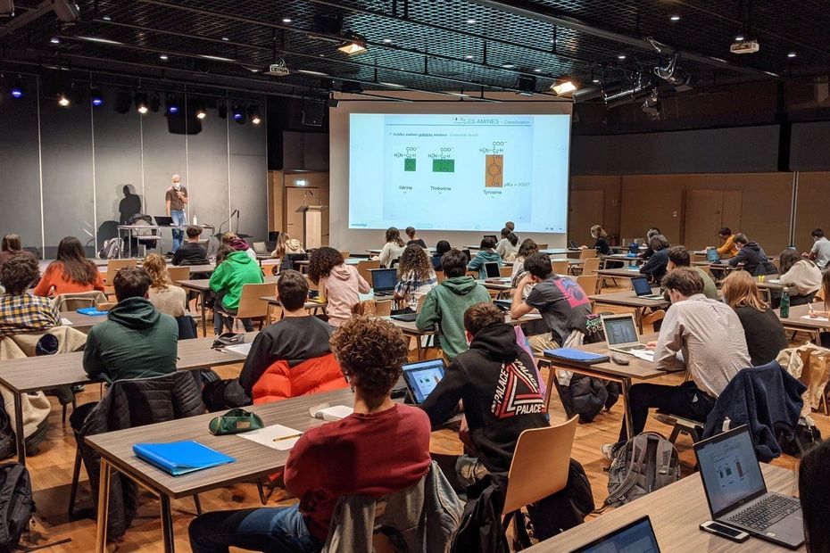 Angers, students can take their lessons in person at the congress center