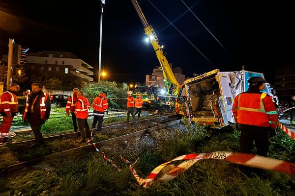 Une rame de la ligne 2 du tramway et un camion poubelle sont entrés en collision.