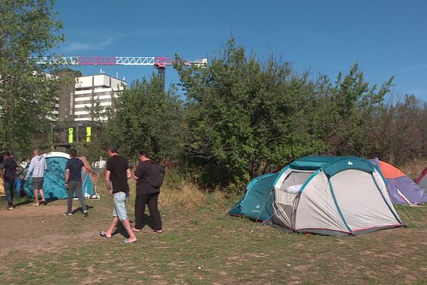 Des tentes installées place de l'Etoile à Strasbourg, lundi 11 juillet 2022