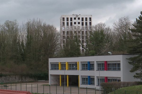 A Verdun (Meuse), la grande tour Cilof (à l'arrière-plan) sera démolie à l’explosif le 15 mai 2022.