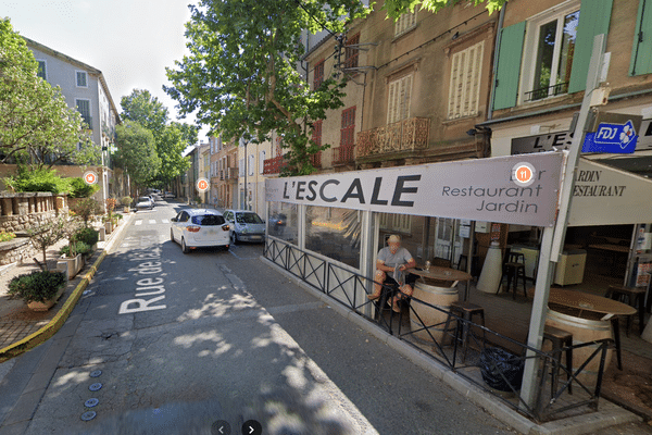 Un homme de 51 ans a été tué d'un coup de couteau au thorax devant le bar l'escale à Puget-ville (var) ce samedi matin. Le suspect d'une vingtaine d'années a été placé en garde à vue.