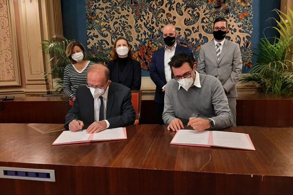 Signature pour le lancement de la mutuelle communale hier à Menton. A gauche, Jean-Claude Guibal, maire de la ville et Raphaël Huré, administrateur de l'association Mut'Com.