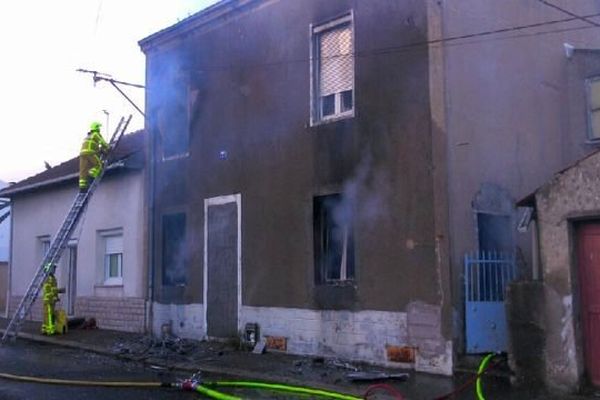 Un incendie s’est déclaré mercredi 4 mars 2015 dans d'une maison désaffectée située Petite Rue de la Barre, au Creusot, en Saône-et-Loire.