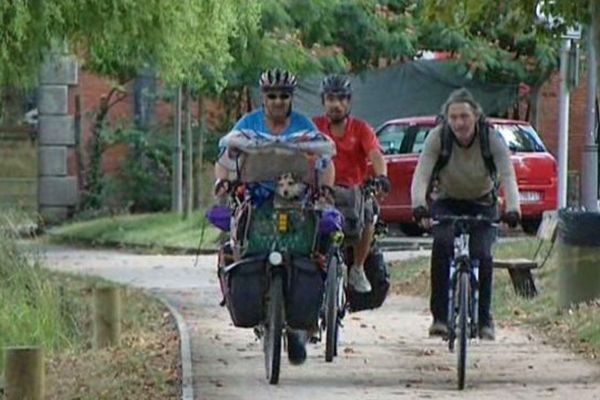 Les cylclotouristes sont de plus en plus nombreux sur le bord du Canal du Midi