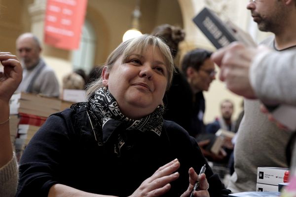 "Toutes blessent, la dernière tue" de Karine Giebel a été choisi parmi 13 polars en lice.
