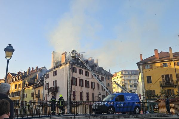 La fumée continuait de s'échapper du bâtiment en fin de journée.