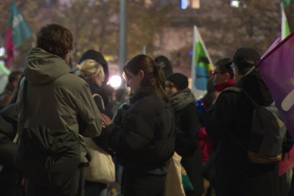 Plusieurs centaines de personnes se sont rassemblées place Bellecour ce lundi 18 décembre à Lyon pour protester contre la loi immigration.