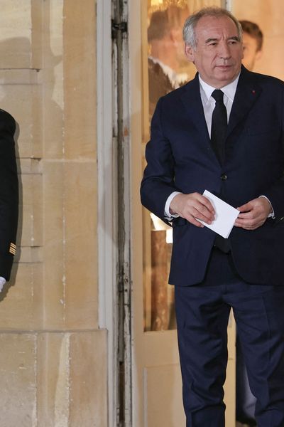 François Bayrou, maire de Pau, et tout nouveau Premier ministre désigné ce vendredi 13 décembre, apparait sur le perron de Matignon en fin de journée.