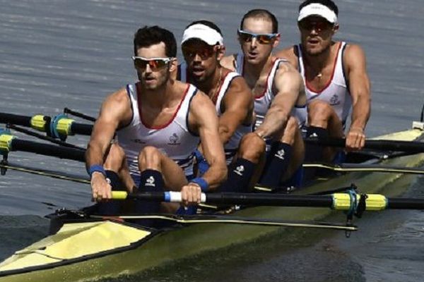 Thibault Collard et ses équipiers à l'issue de leur qualification pour la finale des régates olympiques d'aviron de Rio