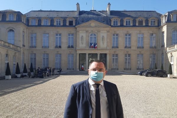 Le maire pose fièrement devant l'Elysée où il a été reçu le 31 mars