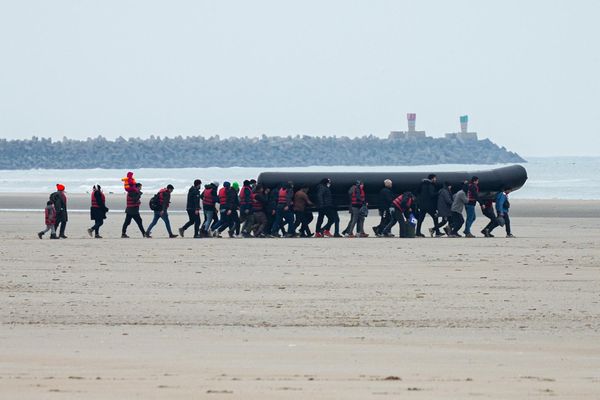 Loon-Plage, 2022-01-23. Des exiles tentent de traversée la Manche dans des bateaux gonflable de fortune, un groupe réussi à prendre le large.