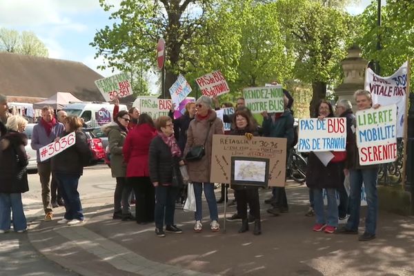 Sur le marché de l'Isle-Adam (Val-d'Oise) ce dimanche 21 avril, des manifestants et des élus protestent contre la modification de leur ligne de bus, la 30-36.