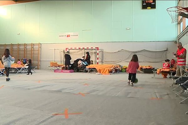 24 heures après l'incendie de l'immeuble de la rue Bayard à Toulouse, où 72 personnes avaient été évacuées des bâtiments, une soixantaine de locataires va passer une nouvelle nuit dans un gymnase des Minimes. Une situation dure à vivre pour les sinistrés.
 