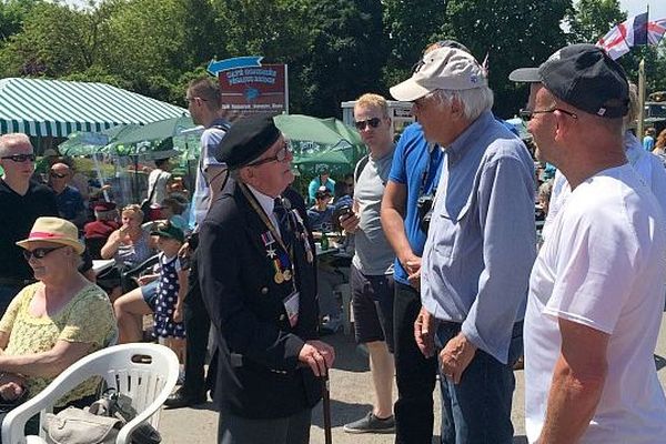 Pégasus Bridge, Bénouville, 8 juin 2014, un vétéran britannique discute avec des touristes 