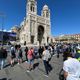 La foule se rassemble autour de l'écran géant installé devant la cathédrale La Major.