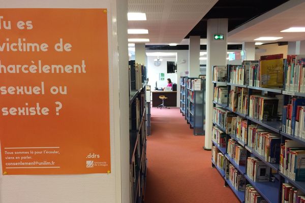 Une campagne d'affichage contre le harcèlement à l'université dans les bibliothèques, les couloirs, les restaurants des différents établissements publics de Limoges. 