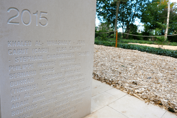 La stèle du mémorial des reporters de guerre, à Bayeux (2015)