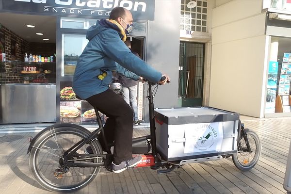 Des Cycloposteurs sillonent la ville d’Orléans.