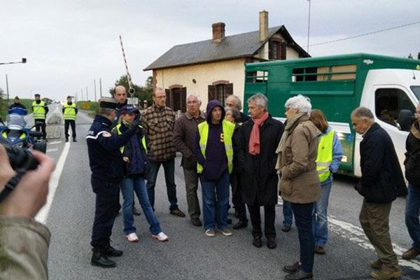 Laurent Beauvais, président de Région, aux côtés des anti-GDE ce lundi matin face aux forces de l'ordre à Nonant-le-Pin