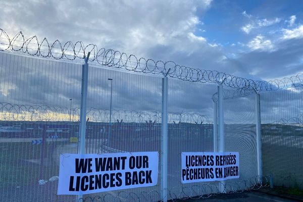 Les pêcheurs ont manifesté aux abords du Tunnel sous la Manche, le 26 novembre 2021 à Calais.