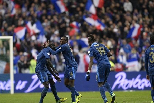 Mamadou Sakho, félicité par un co-équipier, buteur-libérateur de l'équipe de France lors du dernier match éliminatoire face à l'Ukraine