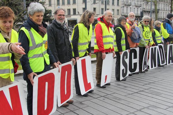 Des actions se sont tenues un peu partout en France contre le projet d'aéroport à Notre-Dame-des-Landes, comme ici, à Nantes où des manifestants se sont rassemblés, samedi.