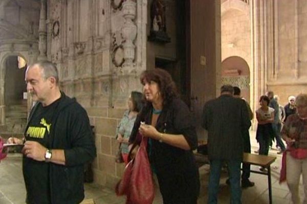 Les spectateurs entent à la cathédrale pour le concert, dimanche 9 juin 2013