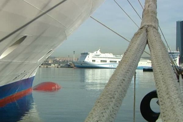 Dans le port de Marseille, les navires à quai