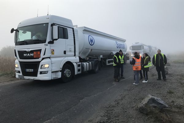 Une trentaine de conducteurs routiers s'était mobilisée ce vendredi matin pour distribuer des tracts vers le dépôt SFDM de Donges.