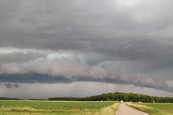 Le ciel est nuageux et donne des ondées par moment