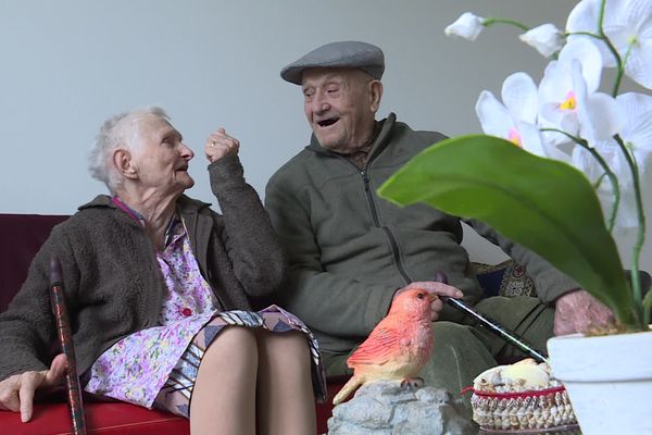 Odette et Georges heureux dans leur nouvelle maison.