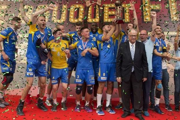 Les joueurs du NIce Volley Ball Champions de Ligue B. 