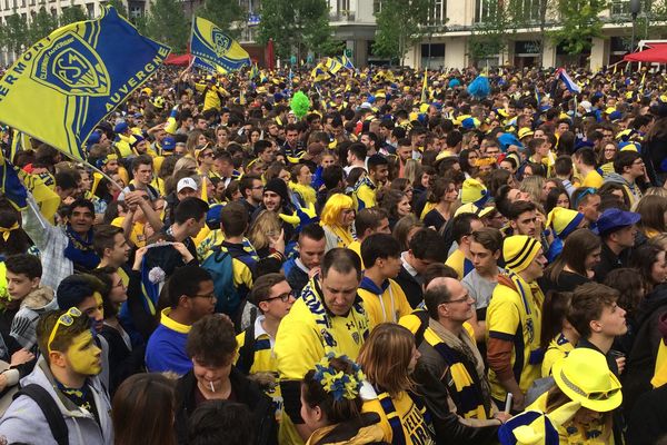 Des dizaines de milliers de supporters de l'ASM sont attendus place de Jaude, à Clermont-Ferrand, où la finale de la Coupe d'Europe entre l'ASM et les Saracens est retransmise sur écrans géants.