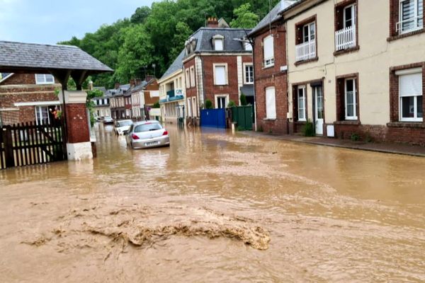 Des inondations et coulées de boue ont provoqué des dégâts à Beaumont-le-Roger.